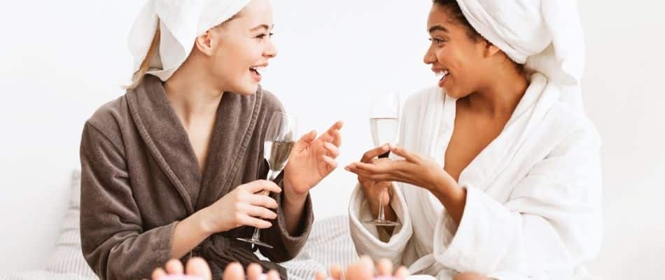 Dvě ženy při odpočinkovém domácím SPA rituálu